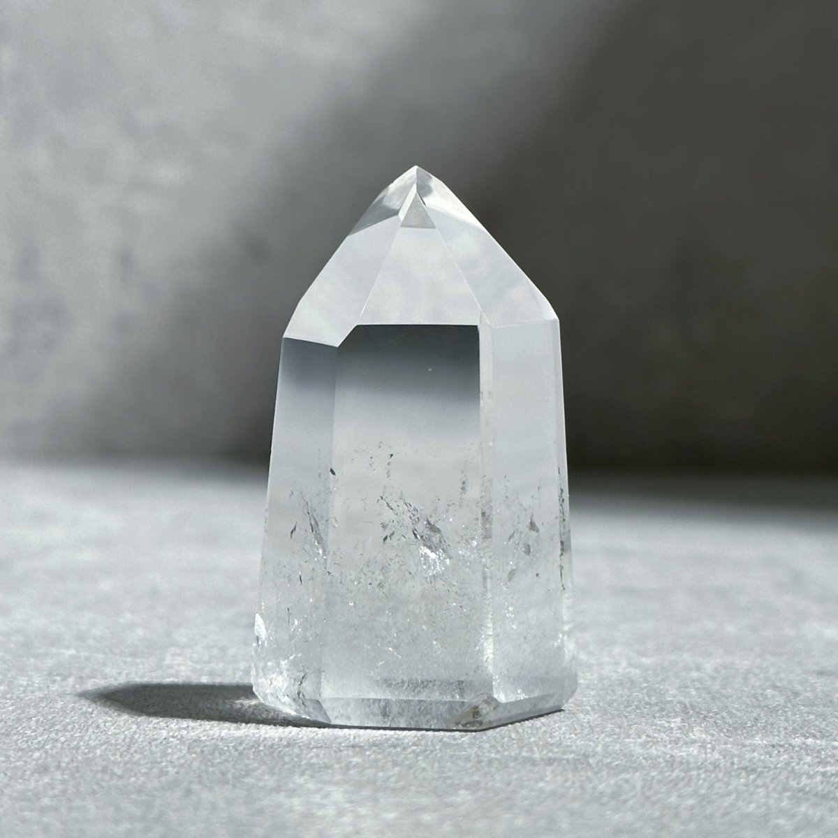 從冰裂、棉絮到氣泡，辨別水晶真假的內含物